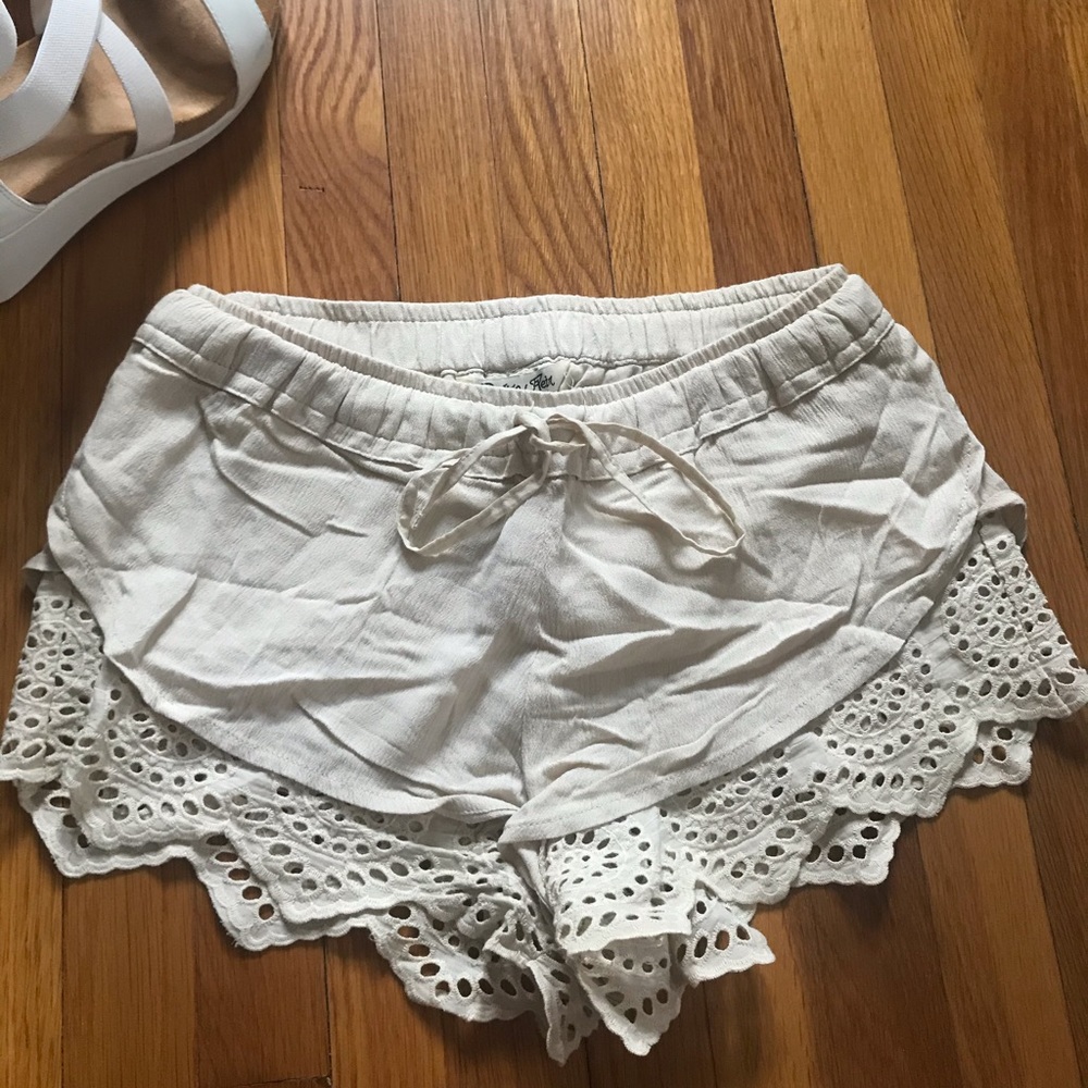 Cream Patterned Shorts Size Small - Picture 3 of 6